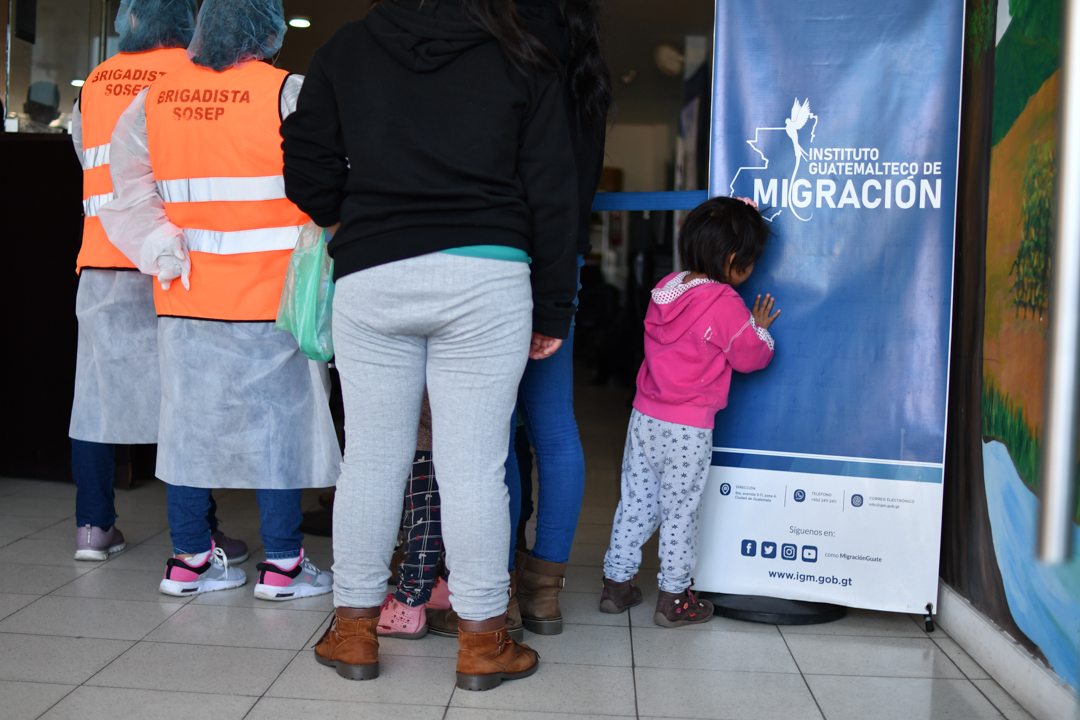 Miles de guatemaltecos son retornados por las autoridades migratorias de México y Estados Unidos. Entre las personas retornadas se encuentran menores de edad acompañados y no acompañados.