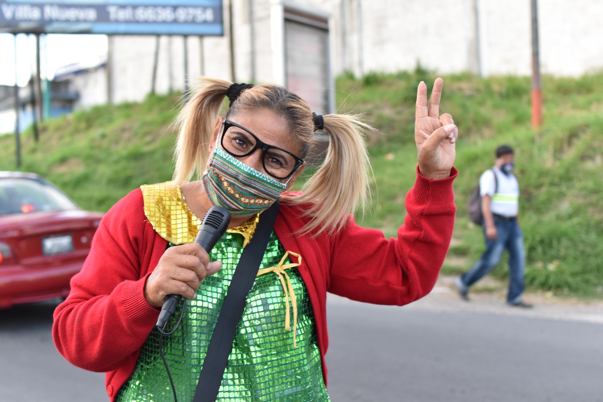 Doña Monica López López, de 52 años de edad, decidió salir a las calles con el personaje de la Chilindrina, en busca de ayuda económica para el sustento de su familia.